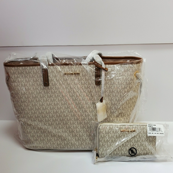 SOLD Michael Kors Signature Drawstring Tote - Picture 3 of 16